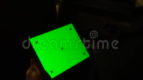 男人拿着平板电脑车里有绿色的屏幕库存录像在平板电脑后面做汽车旅行的商人的特写视频的预览图