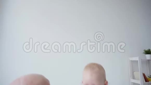 父亲举起女婴快乐的父亲抱起一个小孩家庭氛围幸福家庭视频的预览图