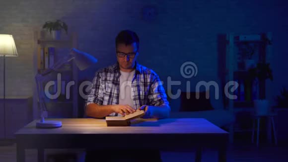 一个人坐在桌子旁念着祈祷视频的预览图