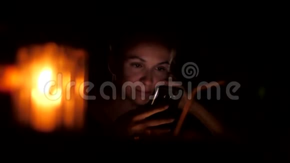 女孩坐在黑色电话和上网蜡烛视频的预览图