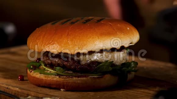 自制烤牛肉汉堡或夹心芝士蔓越莓酱和浆果新鲜绿芥末芽视频的预览图