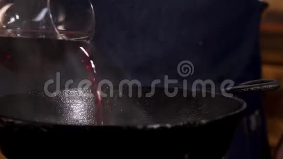 把红酒倒入煎锅里库存录像在黑铁锅中加入红葡萄酒以供厨师用视频的预览图