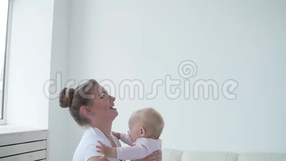 儿童和父母的概念母亲和她的小婴儿在家视频的预览图