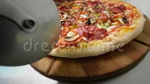 用刀切披萨视频的预览图