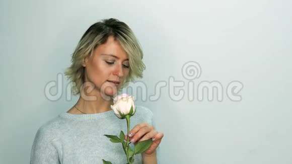 带粉红色玫瑰的女人视频的预览图