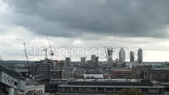 在灰色多云的天空下可以俯瞰伦敦的工厂摩天大楼和建筑行动伦敦视频的预览图