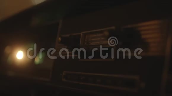 俄罗斯复古汽车老式汽车收音机的特写老式汽车内饰旧汽车视频的预览图