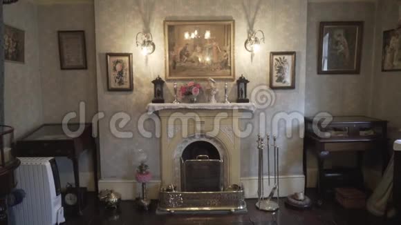 夏洛克福尔摩斯博物馆内带有壁炉和老式家具的漂亮客厅的近景视频的预览图