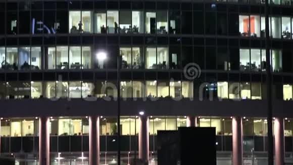 黄昏时分摩天大楼玻璃立面全景视频的预览图