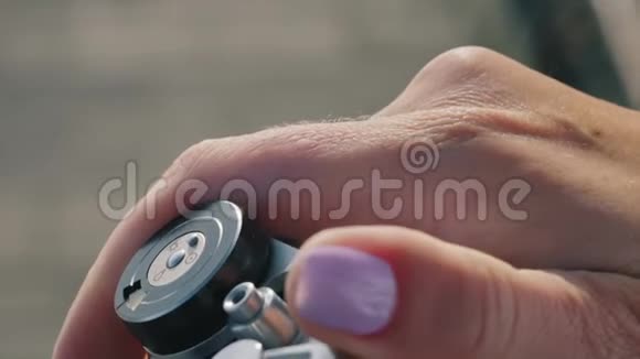 特写镜头女人的手锁快门老式相机视频的预览图