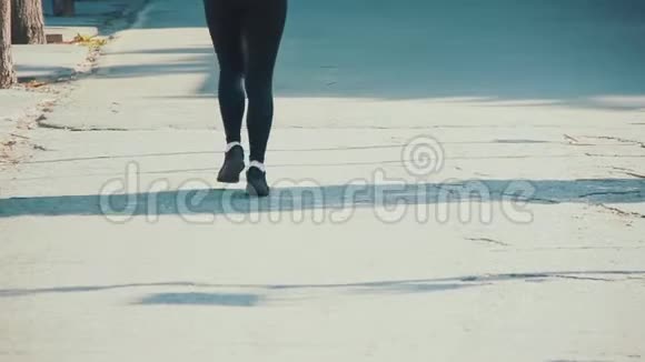 在街上训练的女运动员运动服和运动鞋视频的预览图