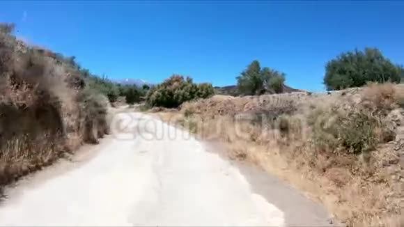 普卢莱纳和马卡尔之间的乡村公路视频的预览图