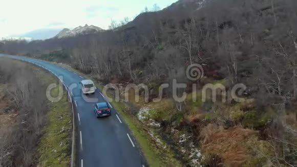 鸟瞰挪威北部的岛屿和沿海道路的倾斜拍摄视频的预览图