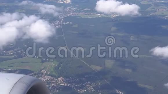 从平面窗口查看乘坐飞机飞越城市湖泊森林4K视频的预览图