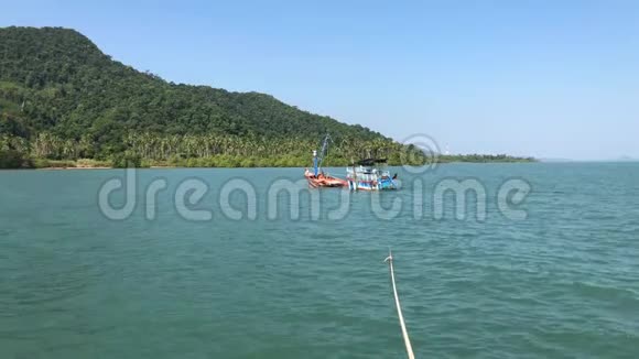 一艘空废弃的船在波浪上漂流视频的预览图