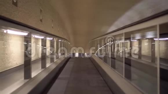 在机场大堂的水平自动扶梯上平稳向前移动视频的预览图