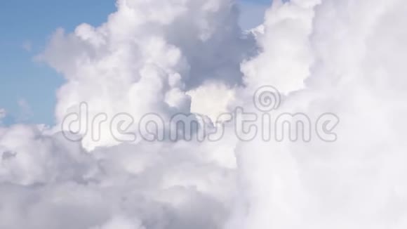 乘飞机穿过蓬松的云层从4K窗口可以看到壮观的景色视频的预览图