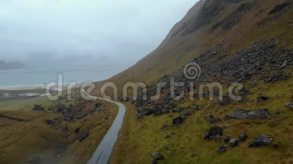在挪威北部有一座山从海洋中升起视频的预览图