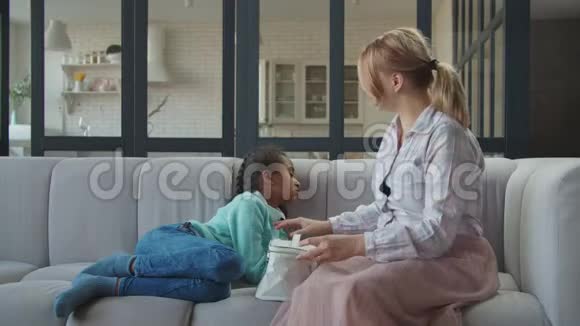 母亲用体温计检查生病孩子的体温视频的预览图