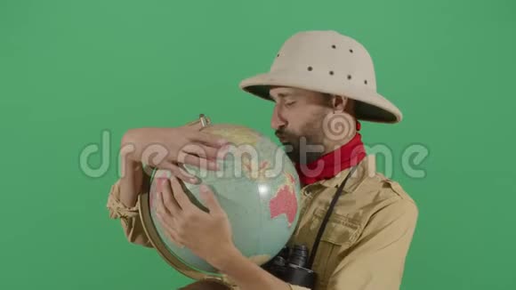 成人探险家拥抱和亲吻地球仪视频的预览图