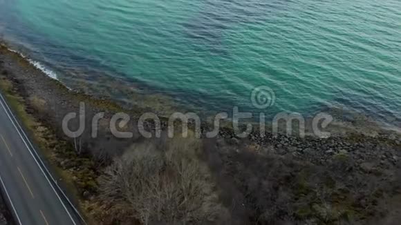 鸟瞰挪威北部的岛屿和沿海道路的倾斜拍摄视频的预览图