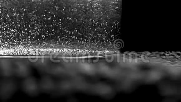 玻璃中有气泡的起泡水库存录像许多气泡从透明玻璃底部升起视频的预览图