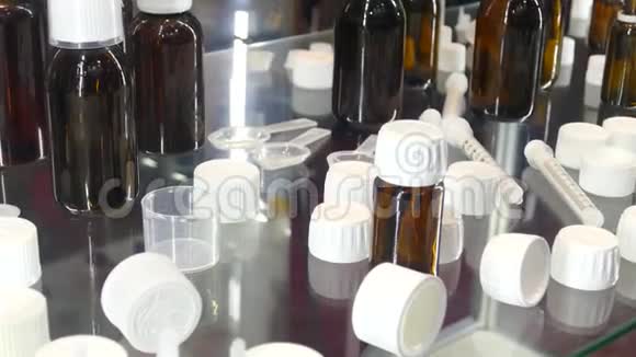 有白色盖子的瓶子作为药品视频的预览图