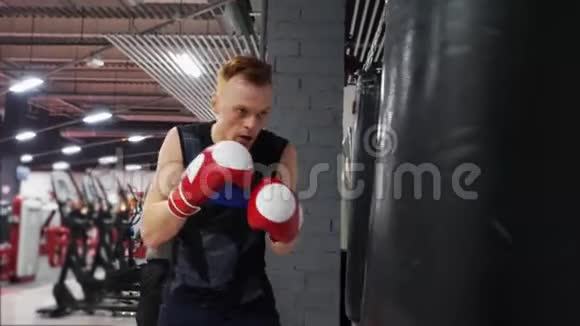 拳击手训练拳击手的拳打脚踢一起在健身房锻炼男子拳击手拳击到视频的预览图