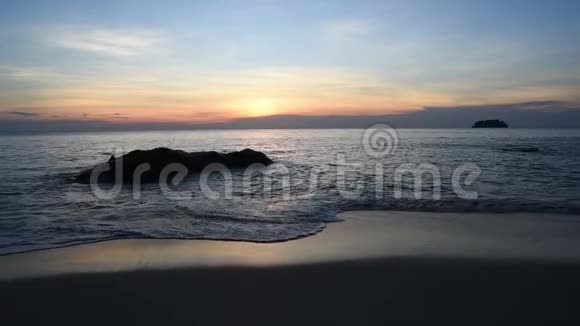 热带岛屿上美丽的日落视频的预览图