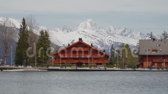 瑞士蒙大拿州克兰斯美丽的一天恰莱特和伊塘湖视频的预览图