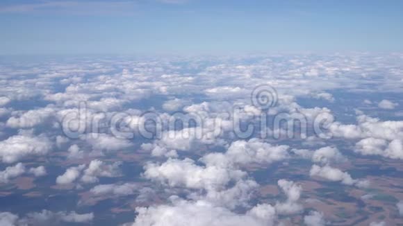 从飞机窗口俯瞰全景飞过美丽的云彩超高清视频的预览图