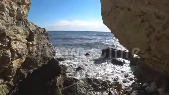 穿过岩石通往大海的通道视频的预览图