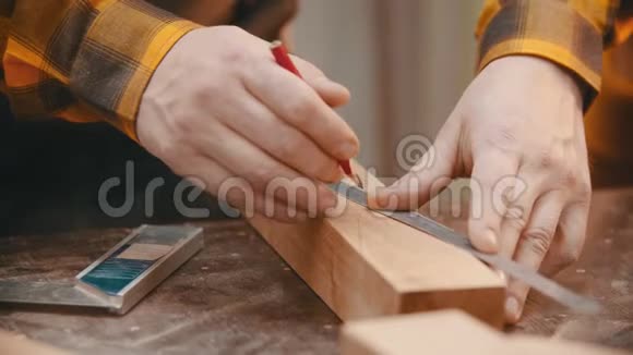 木工木工用铅笔和标尺在木刻上做记号视频的预览图