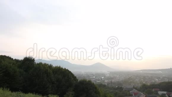 山谷日落时分在山谷中是可见的聚落视频的预览图