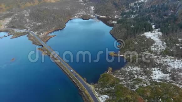 鸟瞰挪威北部的岛屿和沿海道路的倾斜拍摄视频的预览图