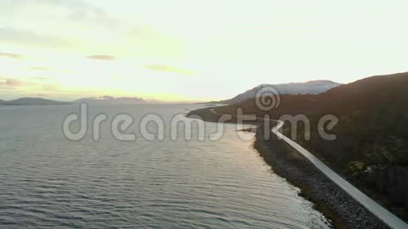 鸟瞰挪威北部的岛屿和沿海道路的倾斜拍摄视频的预览图