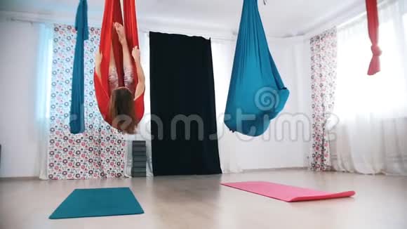 空中瑜伽两个女人在吊床上旋转视频的预览图