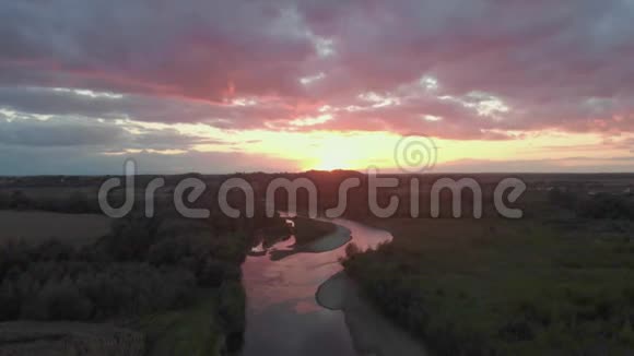 在美丽的乌克兰拍摄自然无人驾驶飞机视频的预览图