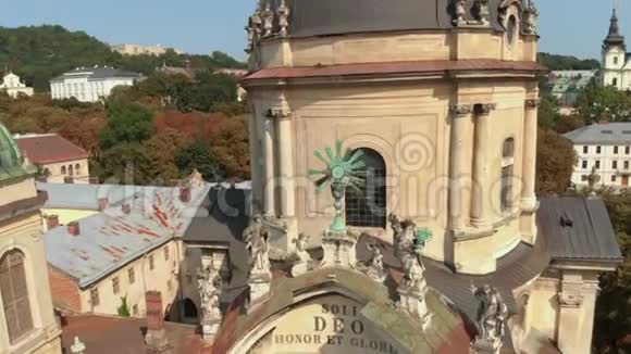 空中屋顶和教堂旧城利沃夫乌克兰视频的预览图