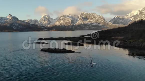 Drone在一条令人难以置信的美丽的挪威峡湾的皮划艇中被击中视频的预览图