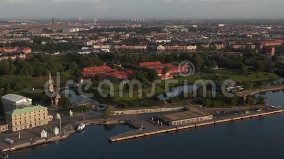 丹麦城堡的空中景色视频的预览图