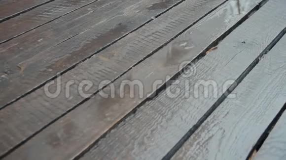 雨中未上漆的旧木板摄像机在移动雨滴视频的预览图