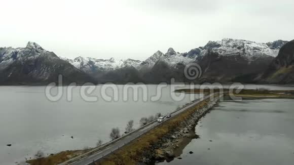 鸟瞰挪威北部的岛屿和沿海道路的倾斜拍摄视频的预览图