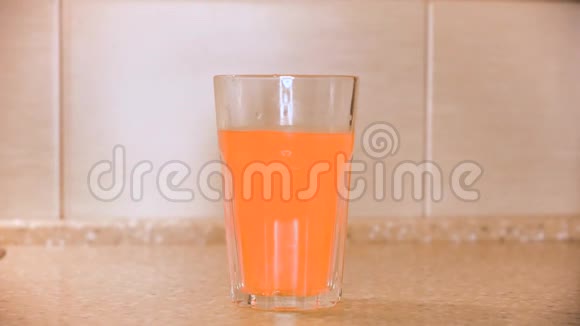 关上一杯水和一片泡腾片关上概念橙色圆形止痛药医学概念视频的预览图