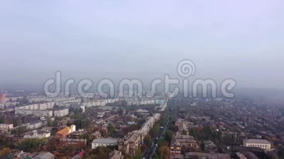 城市上空的烟雾马里乌波尔视频的预览图