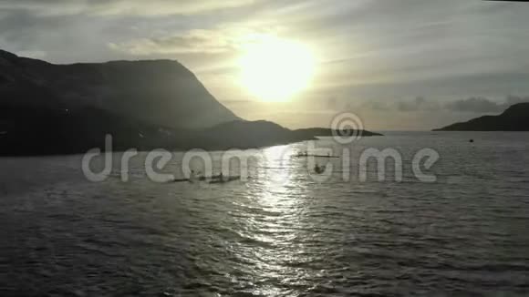 卡雅克在峡湾无人驾驶飞机上划水以4K射击鸟瞰挪威皮划艇视频的预览图