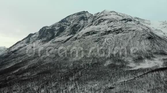 在挪威北部有一座山从海洋中升起视频的预览图