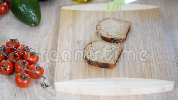 三明治面包和烤牛油果放在桌子上视频的预览图