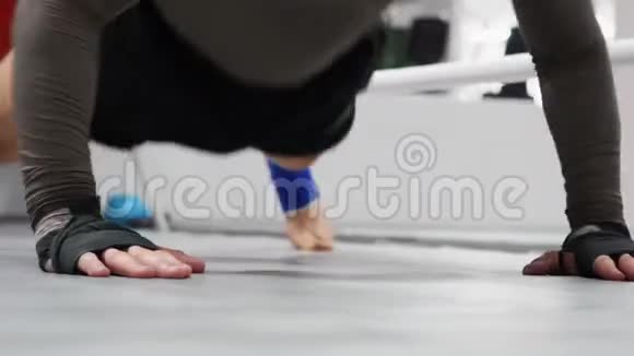 运动员在健身房训练俯卧撑练习体育男子在进行强化训练的同时加强锻炼视频的预览图