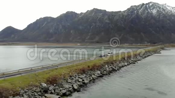 鸟瞰挪威北部的岛屿和沿海道路的倾斜拍摄视频的预览图